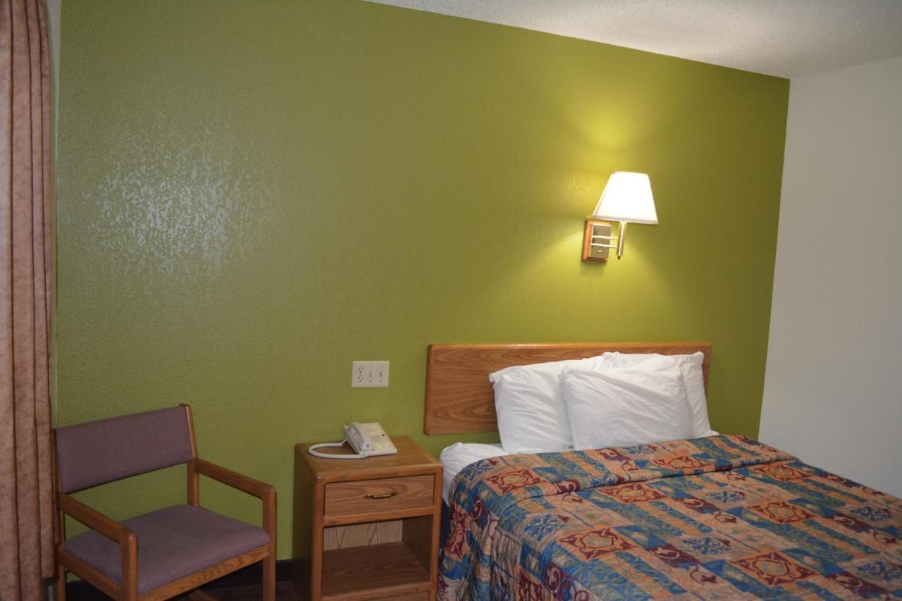 Bloomer Inn & Suites Exterior foto