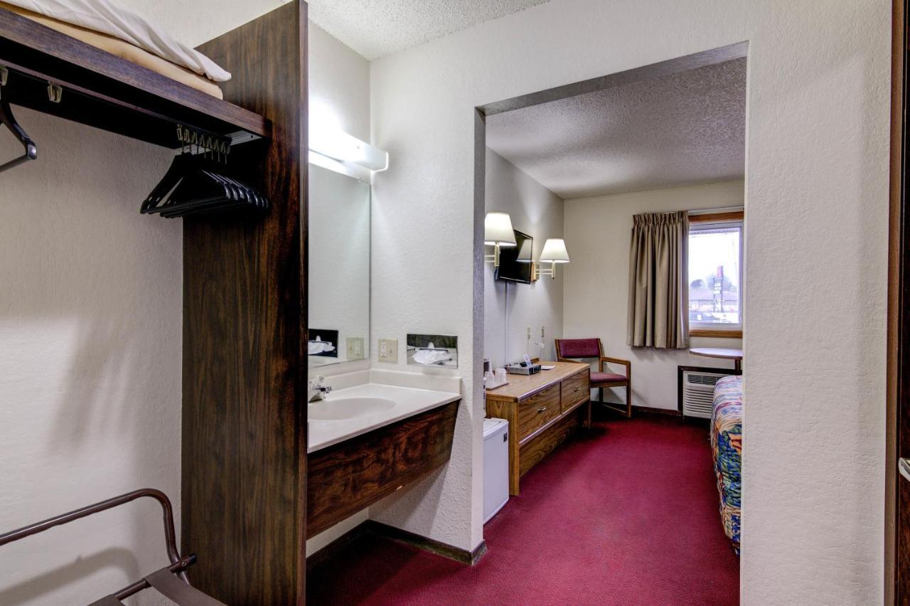 Bloomer Inn & Suites Exterior foto