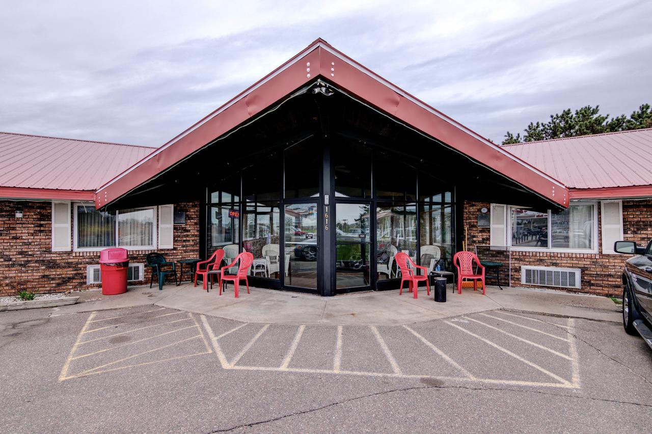Bloomer Inn & Suites Exterior foto